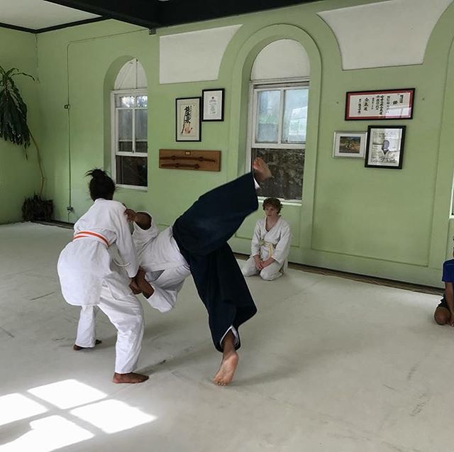 Zoe throwing sempai Eugene & helping lead the warm-up in the kids class this morning! #aikido #bermuda #aikikaiaikido #martialarts #bermudaaikikai #kidsclass #sempai