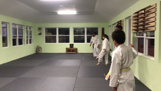 ukemi practice at the beginning of tonight’s beginners class  #aikido #aikidoaikikai #bermudaaikikai #ukemi #forwardroll #practice #usafdojo