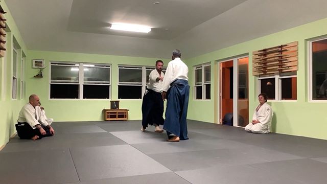 Sensei Smith demonstrates “irimi nage” from a cross-hand grab with a couple of variations. Chris’ job is to hang on!